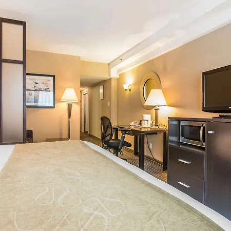 Comfort Suites Downtown Montreal Exterior photo